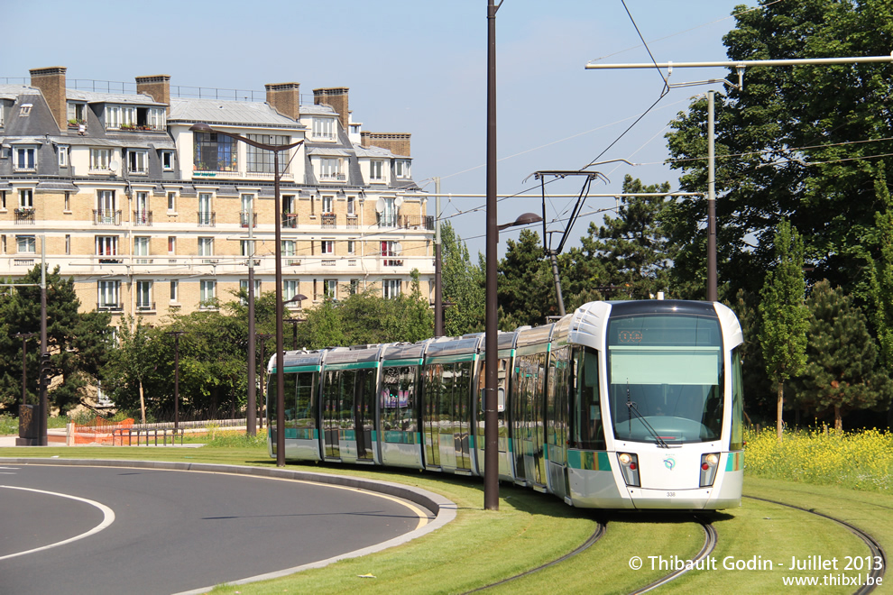 Tram 338 sur la ligne T3b (RATP) à Butte du Chapeau Rouge (Paris)