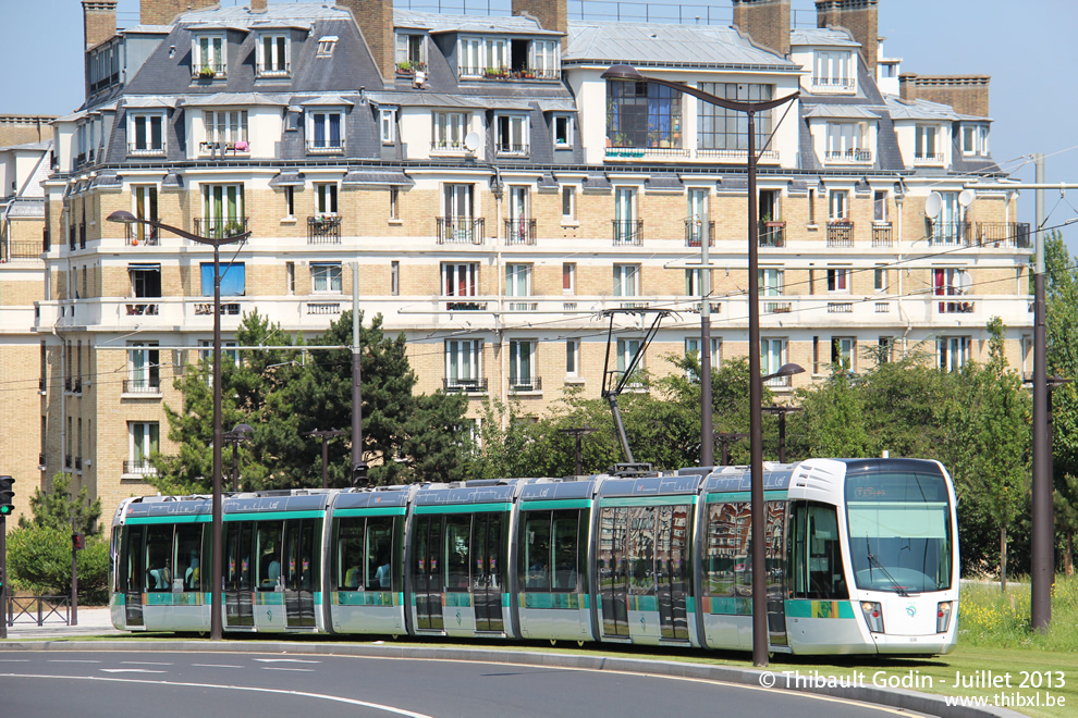 Tram 338 sur la ligne T3b (RATP) à Butte du Chapeau Rouge (Paris)