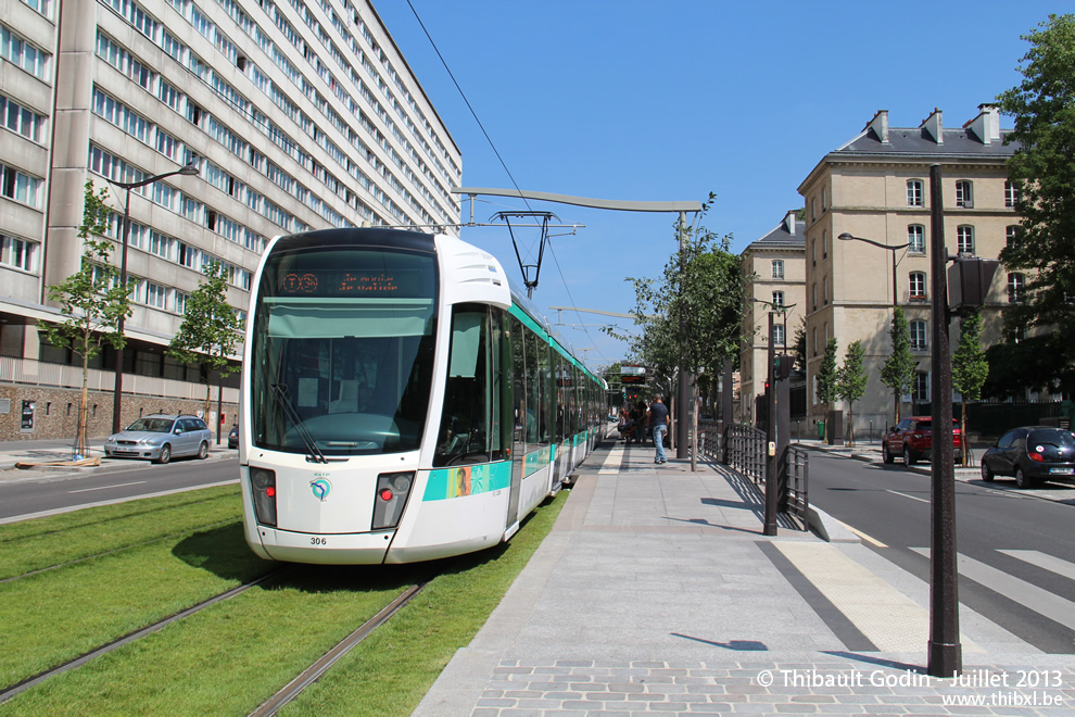 Tram 306 sur la ligne T3b (RATP) à Adrienne Bolland (Paris)