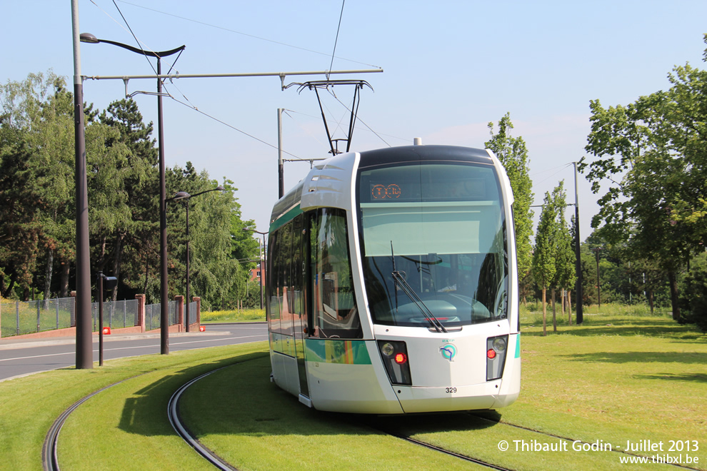 Tram 329 sur la ligne T3b (RATP) à Butte du Chapeau Rouge (Paris)