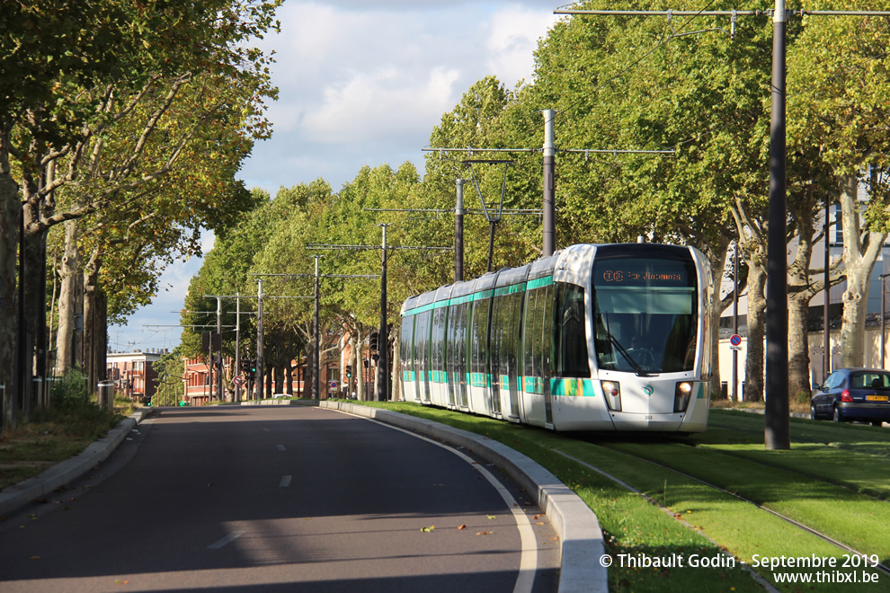 Tram 353 sur la ligne T3b (RATP) à Porte des Lilas (Paris)