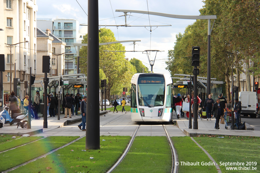 Tram 357 sur la ligne T3b (RATP) à Porte de Bagnolet (Paris)