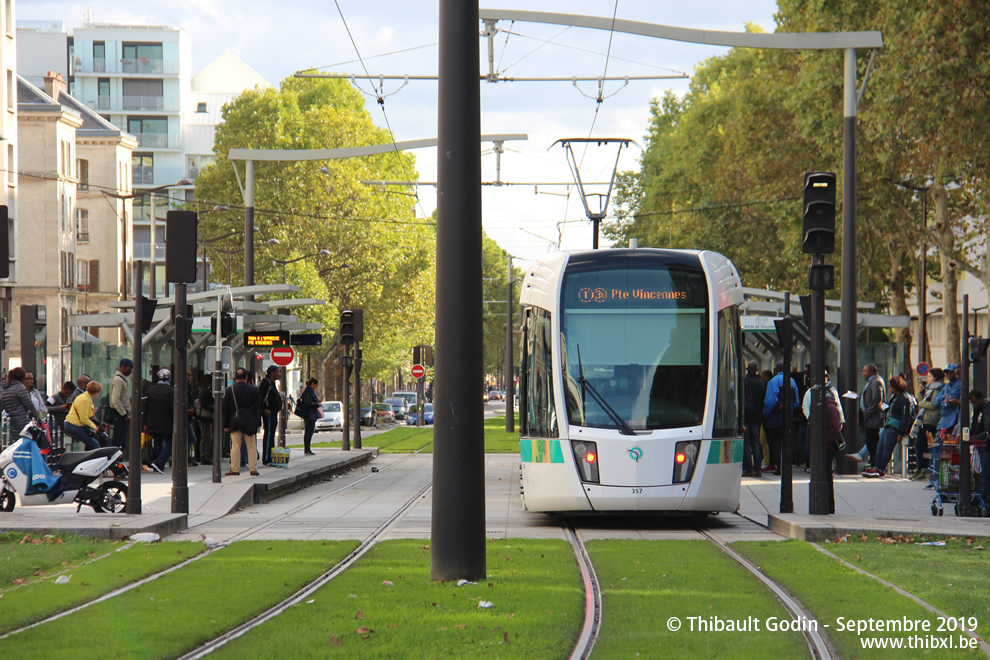 Tram 357 sur la ligne T3b (RATP) à Porte de Bagnolet (Paris)