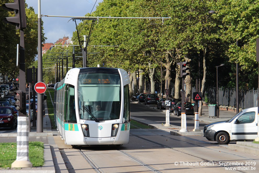 Tram 357 sur la ligne T3b (RATP) à Porte de Bagnolet (Paris)