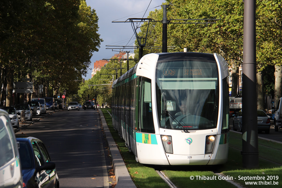 Tram 329 sur la ligne T3b (RATP) à Porte de Bagnolet (Paris)