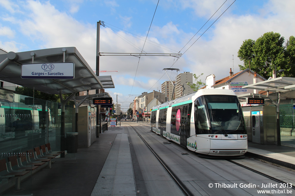 Tram 511 sur la ligne T5 (RATP) à Saint-Denis