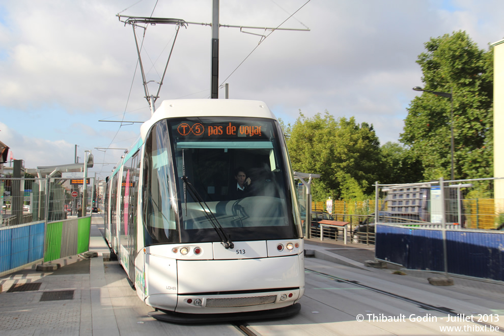 Tram 513 sur la ligne T5 (RATP) à Saint-Denis