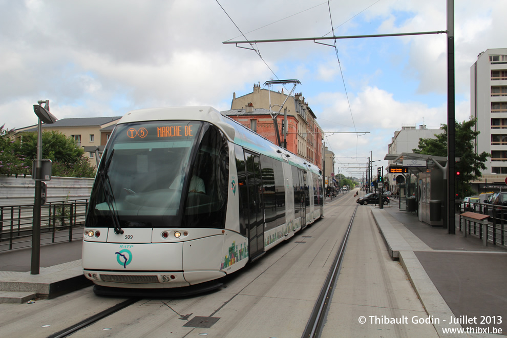 Tram 509 sur la ligne T5 (RATP) à Saint-Denis