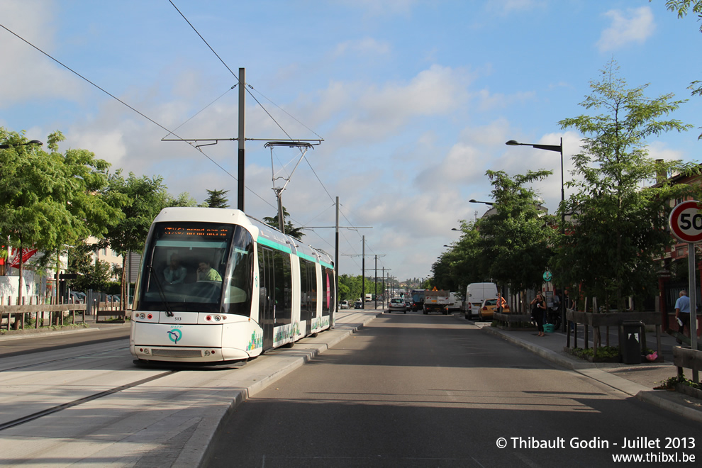 Tram 513 sur la ligne T5 (RATP) à Saint-Denis