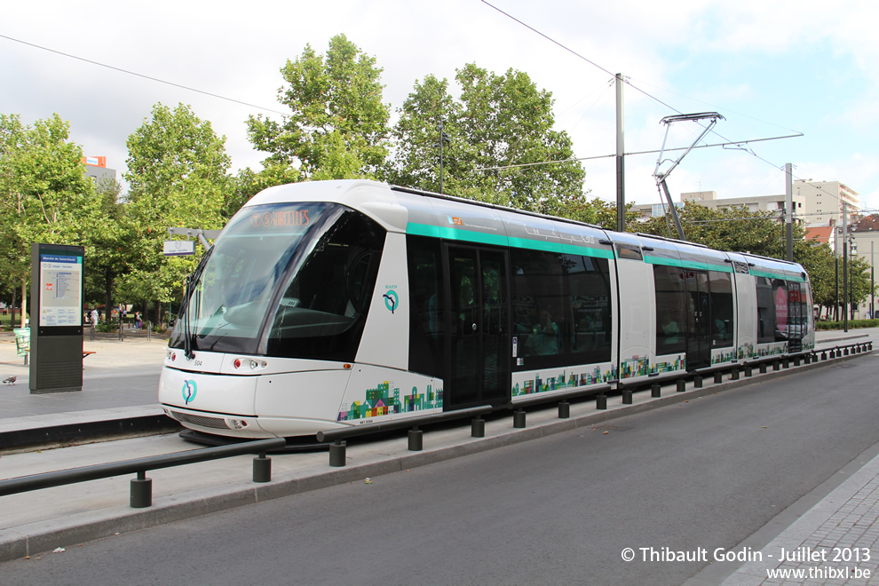 Tram 504 sur la ligne T5 (RATP) à Saint-Denis