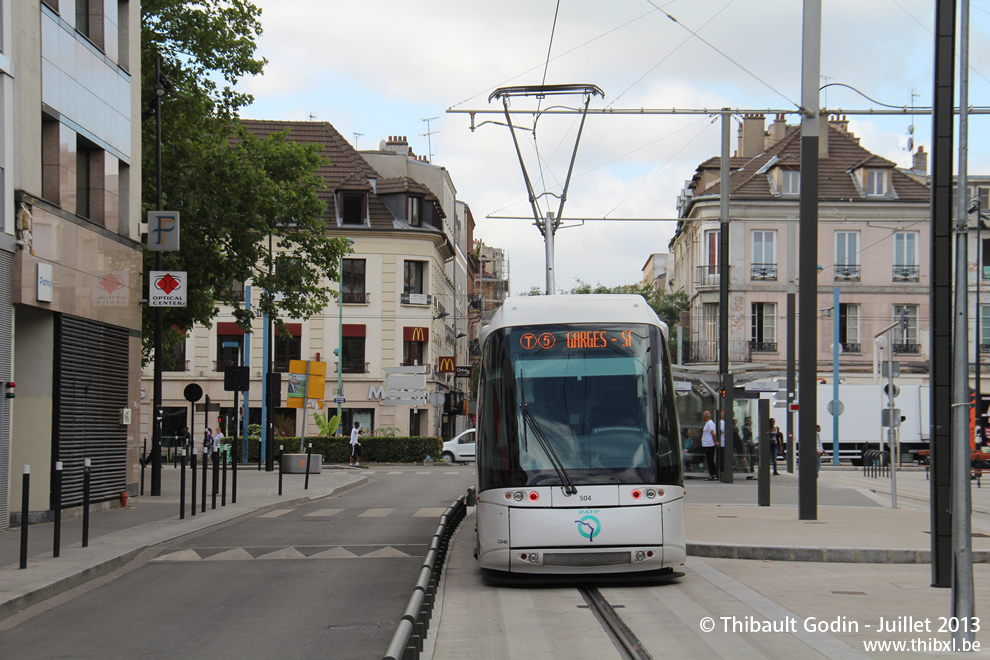 Tram 504 sur la ligne T5 (RATP) à Saint-Denis