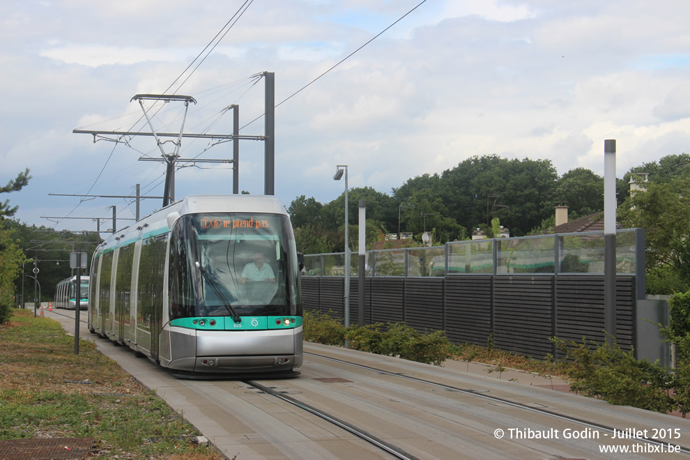 Tram 625 sur la ligne T6 (RATP) à Vélizy-Villacoublay