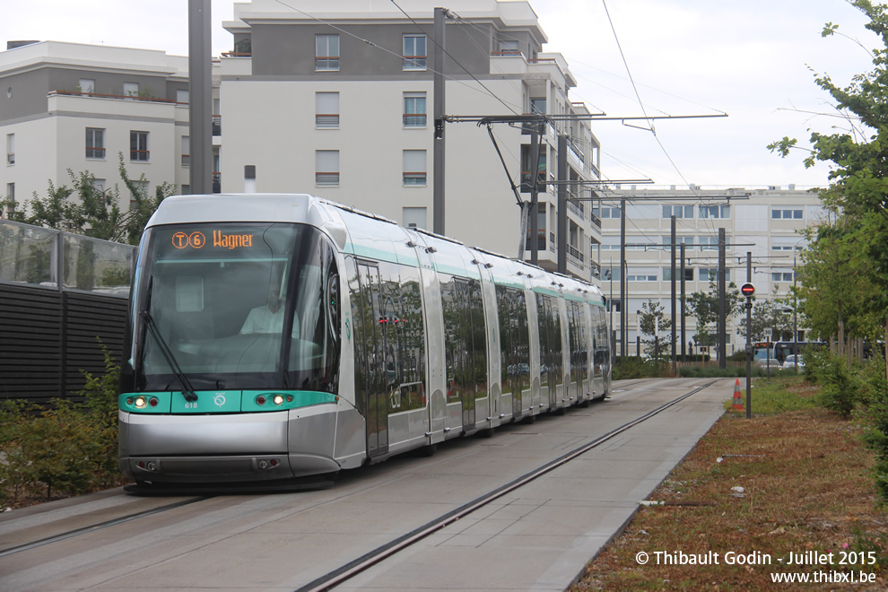 Tram 618 sur la ligne T6 (RATP) à Vélizy-Villacoublay