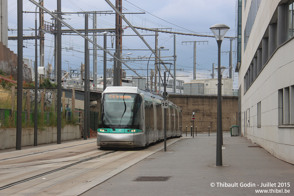 Tram 607 sur la ligne T6 (RATP) à Châtillon