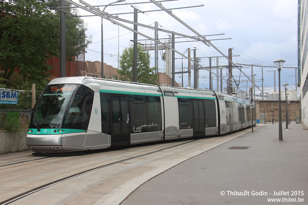 Tram 607 sur la ligne T6 (RATP) à Châtillon