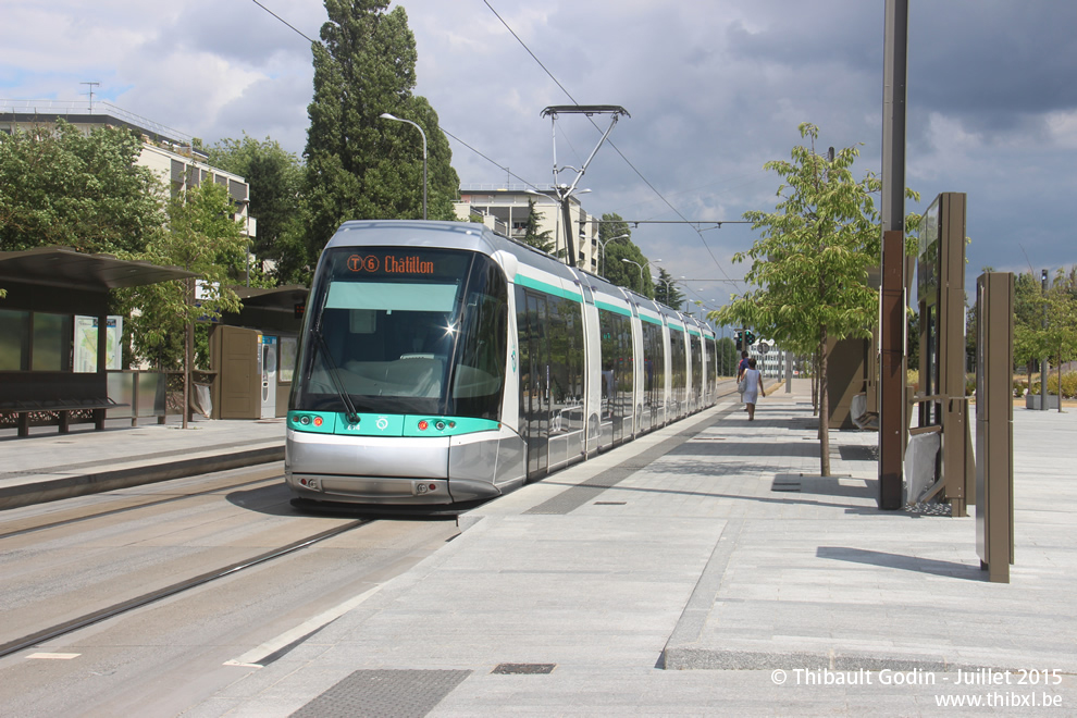 Tram 614 sur la ligne T6 (RATP) à Vélizy-Villacoublay