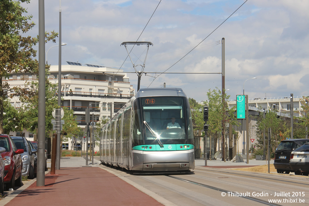 Tram 625 sur la ligne T6 (RATP) à Vélizy-Villacoublay
