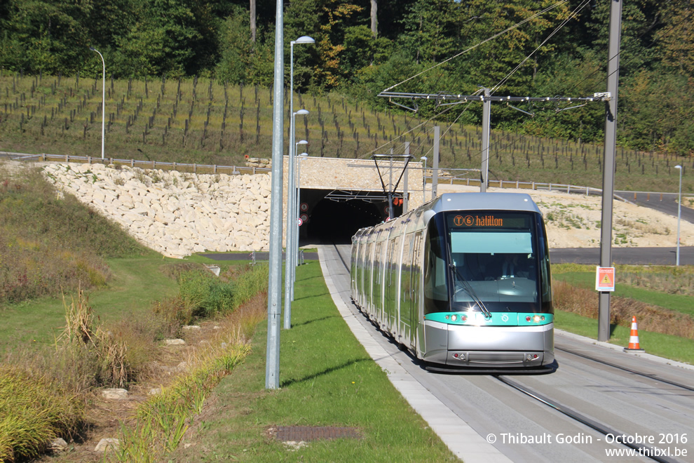 Tram 604 sur la ligne T6 (RATP) à Vélizy-Villacoublay
