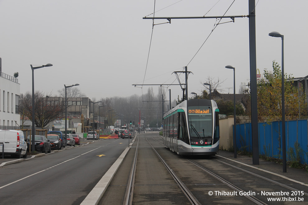 Tram 708 sur la ligne T7 (RATP) à Chevilly-Larue