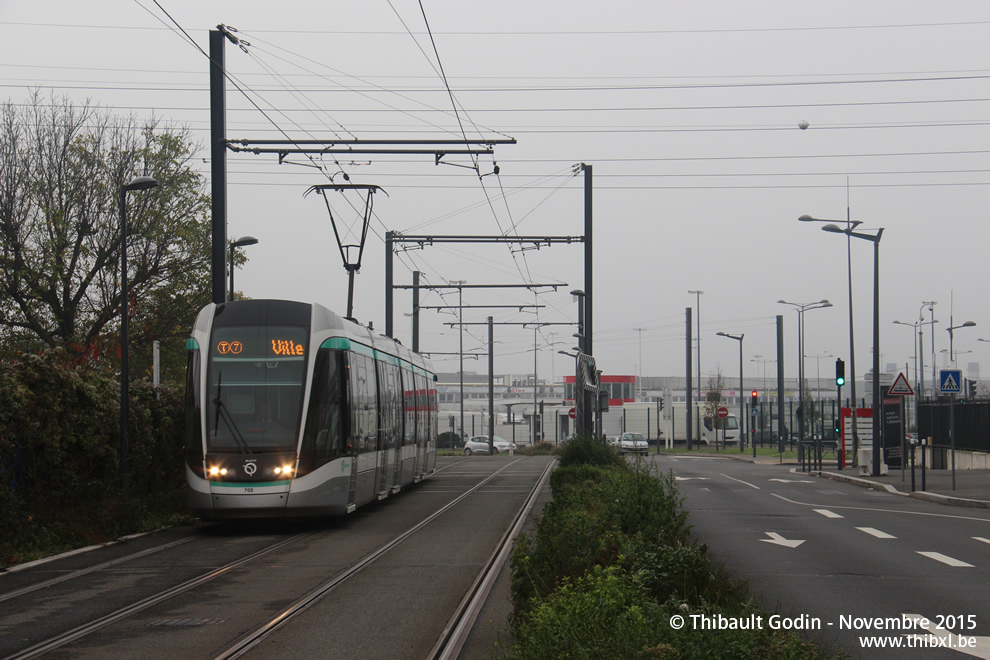 Tram 708 sur la ligne T7 (RATP) à Chevilly-Larue