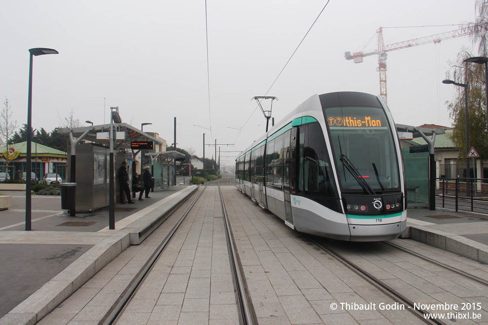 Tram 710 sur la ligne T7 (RATP) à Chevilly-Larue