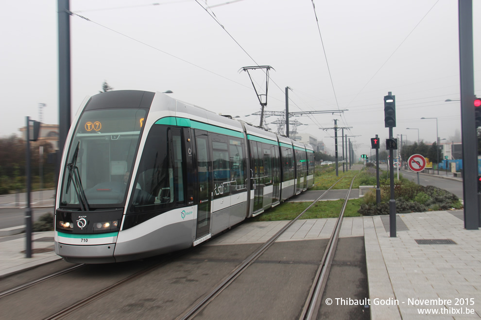 Tram 710 sur la ligne T7 (RATP) à Chevilly-Larue