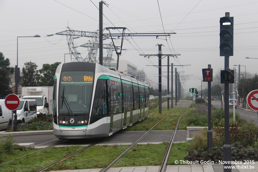 Tram 710 sur la ligne T7 (RATP) à Chevilly-Larue