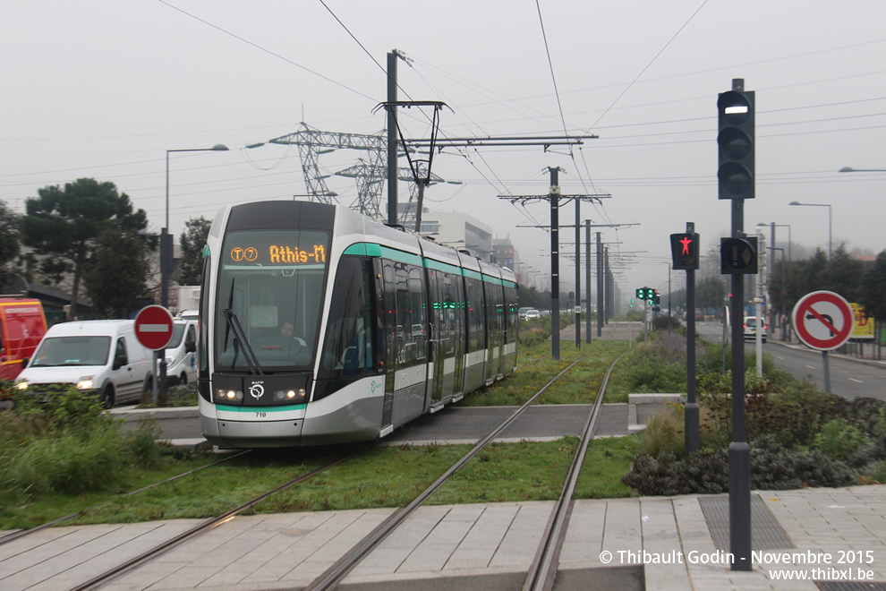 Tram 710 sur la ligne T7 (RATP) à Chevilly-Larue