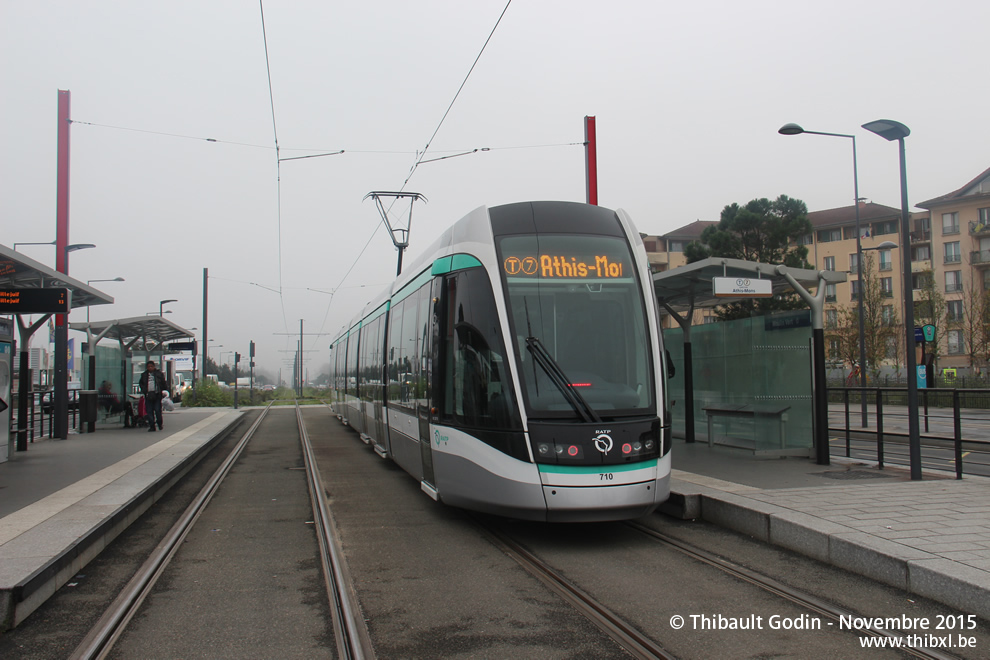 Tram 710 sur la ligne T7 (RATP) à Chevilly-Larue