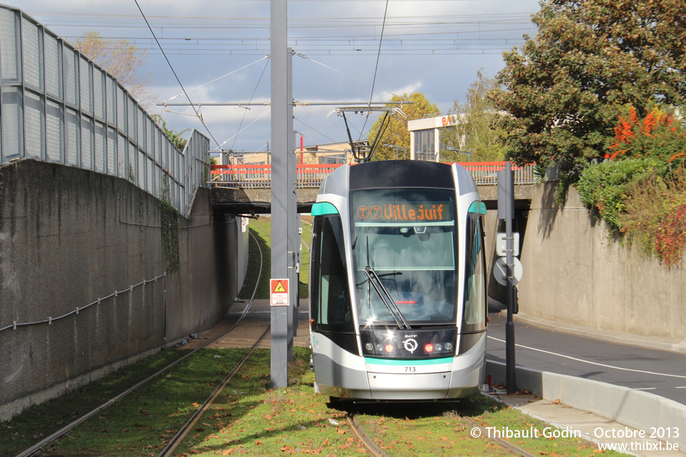 Tram 713 sur la ligne T7 (RATP) à Rungis