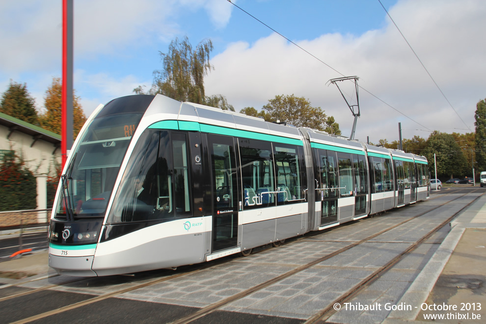 Tram 715 sur la ligne T7 (RATP) à Chevilly-Larue