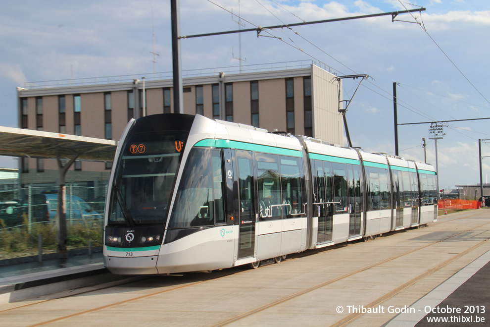 Tram 713 sur la ligne T7 (RATP) à Orly