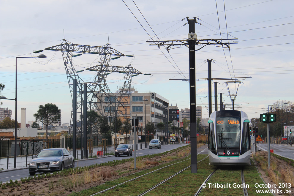 Tram 716 sur la ligne T7 (RATP) à Vitry-sur-Seine