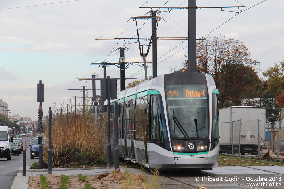 Tram 713 sur la ligne T7 (RATP) à Chevilly-Larue