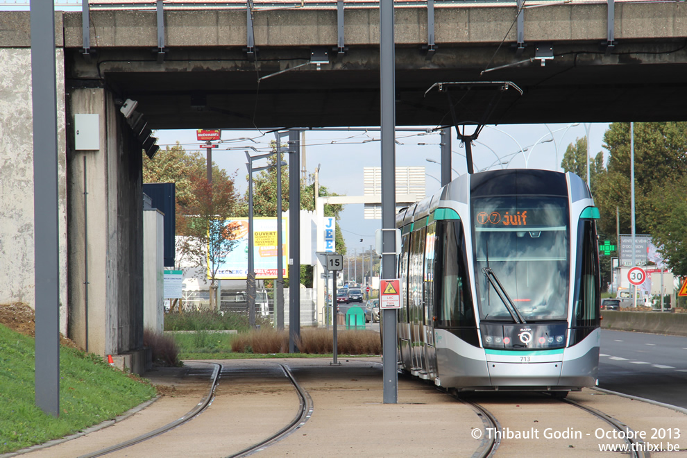 Tram 713 sur la ligne T7 (RATP) à Chevilly-Larue