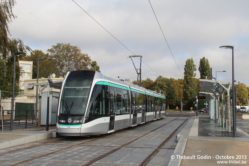 Tram 715 sur la ligne T7 (RATP) à Chevilly-Larue