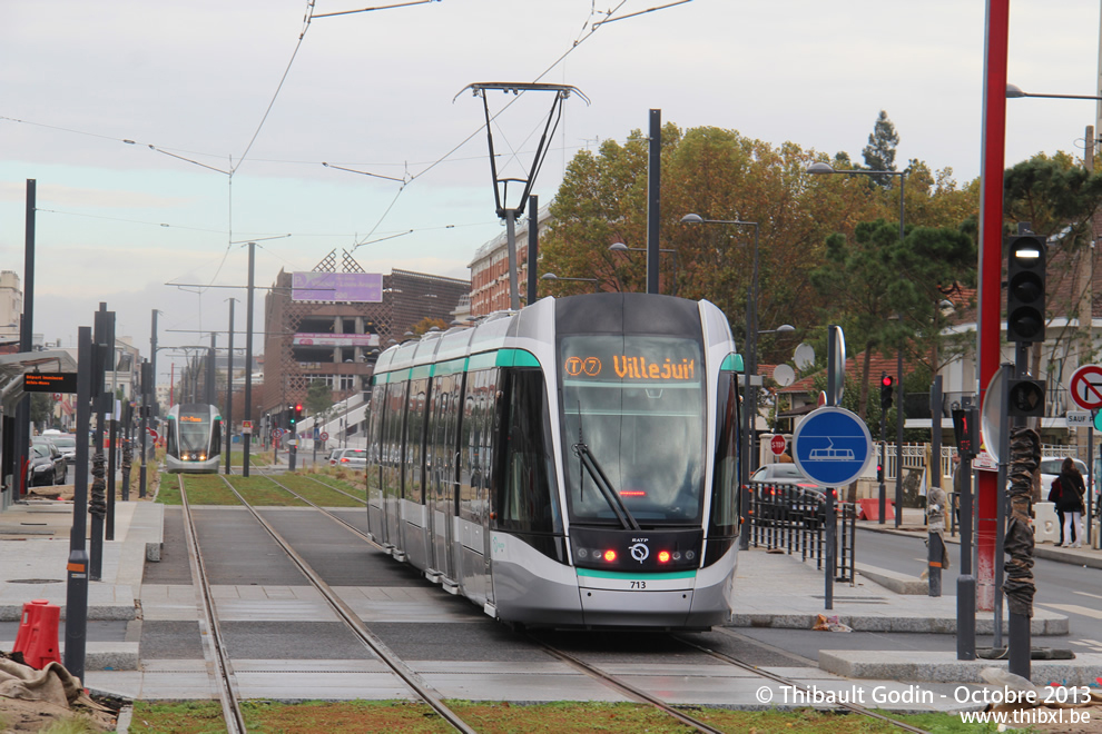 Tram 713 sur la ligne T7 (RATP) à Villejuif