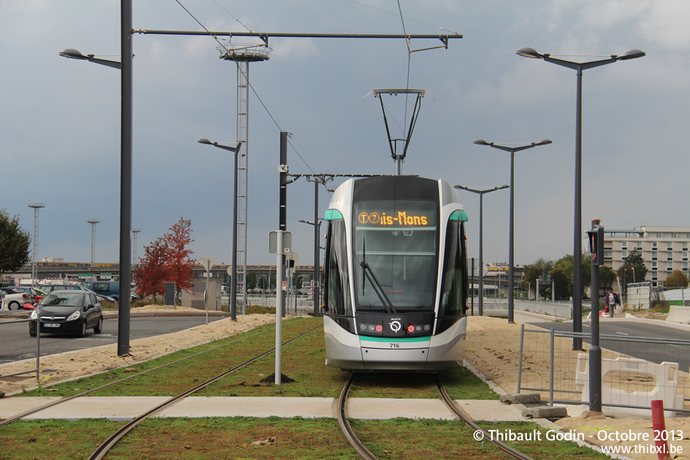 Tram 716 sur la ligne T7 (RATP) à Orly