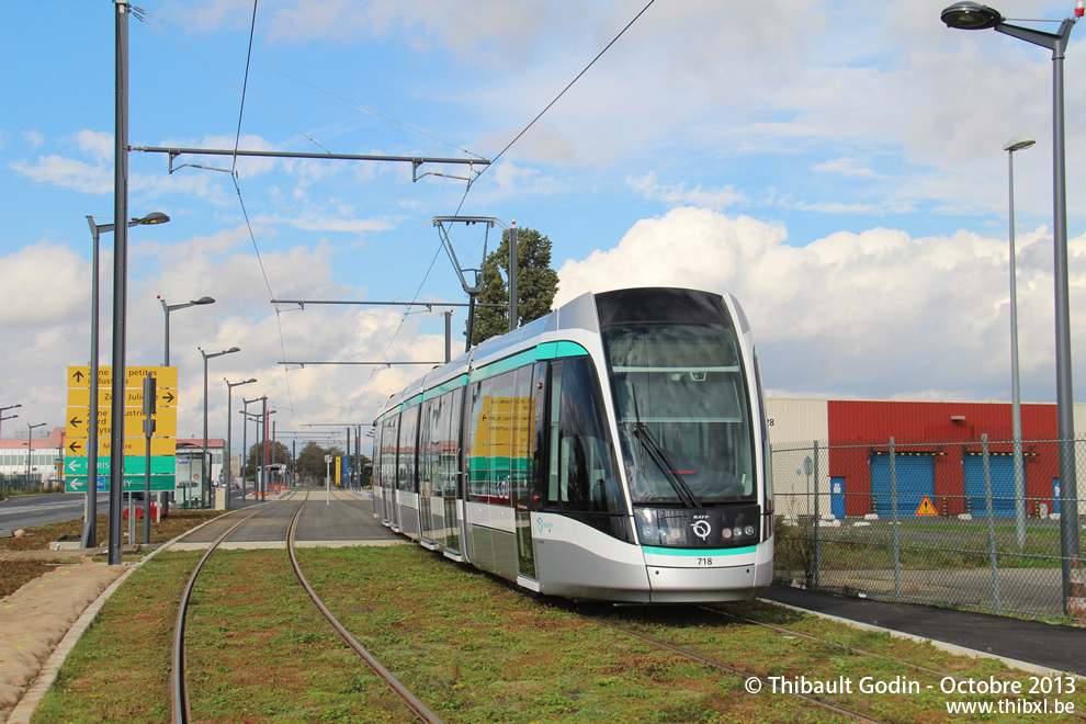 Tram 718 sur la ligne T7 (RATP) à Orly