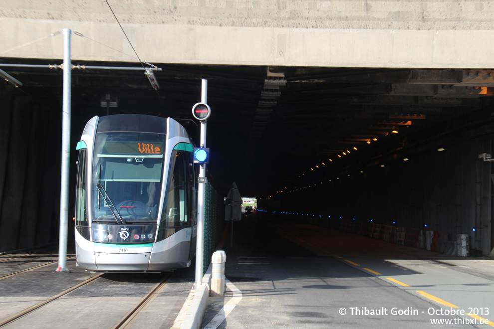 Tram 715 sur la ligne T7 (RATP) à Paray-Vieille-Poste