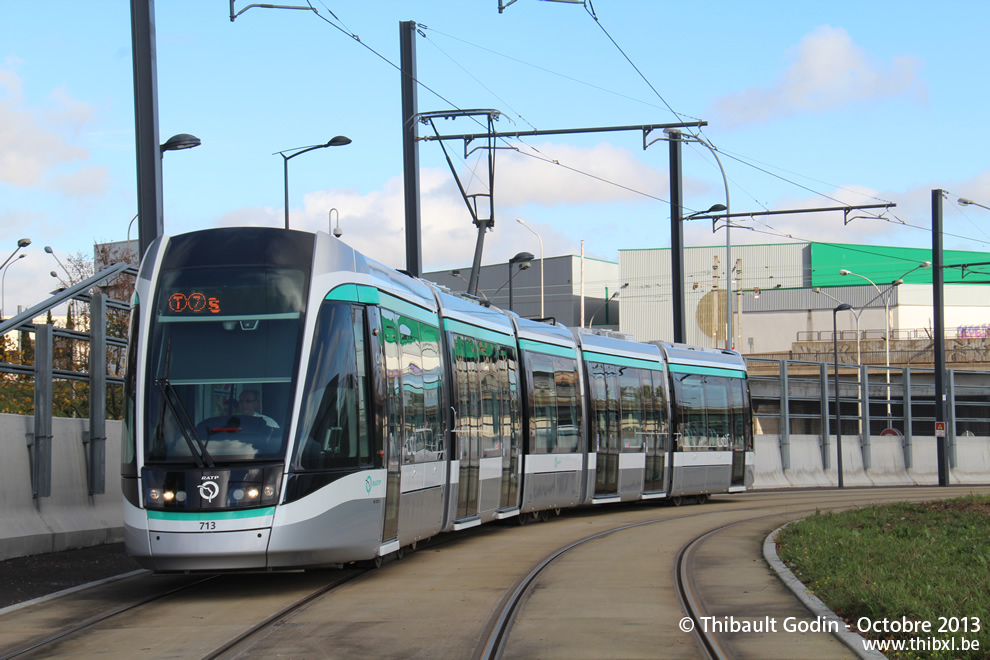 Tram 713 sur la ligne T7 (RATP) à Rungis