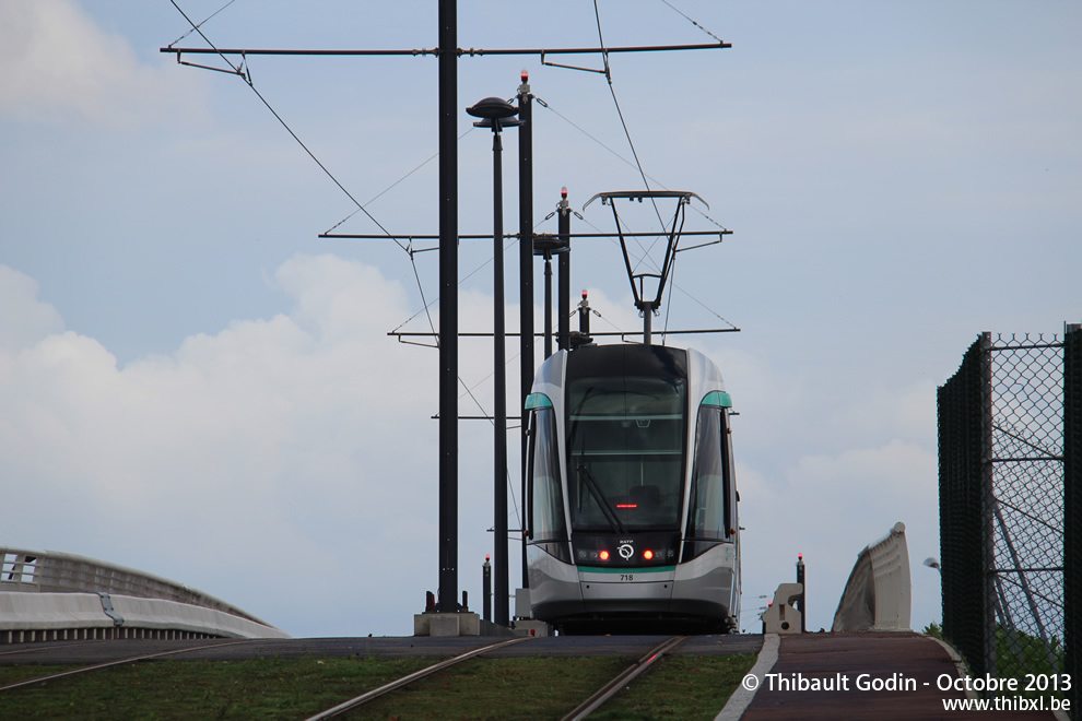 Tram 718 sur la ligne T7 (RATP) à Paray-Vieille-Poste