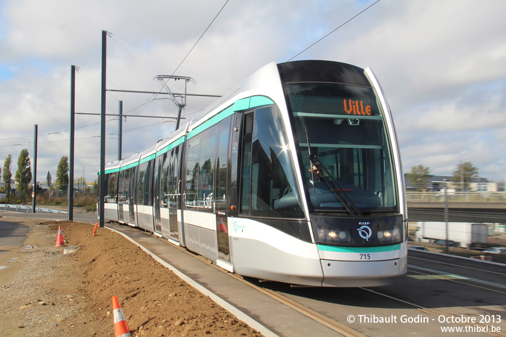 Tram 715 sur la ligne T7 (RATP) à Rungis