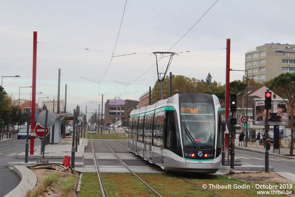 Tram 713 sur la ligne T7 (RATP) à Villejuif