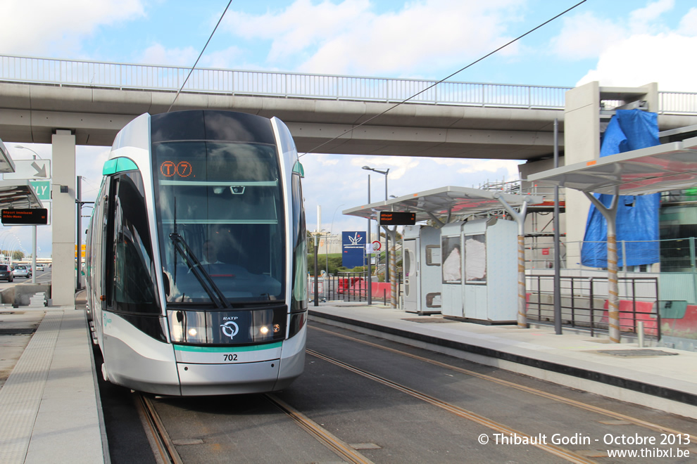 Tram 702 sur la ligne T7 (RATP) à Paray-Vieille-Poste