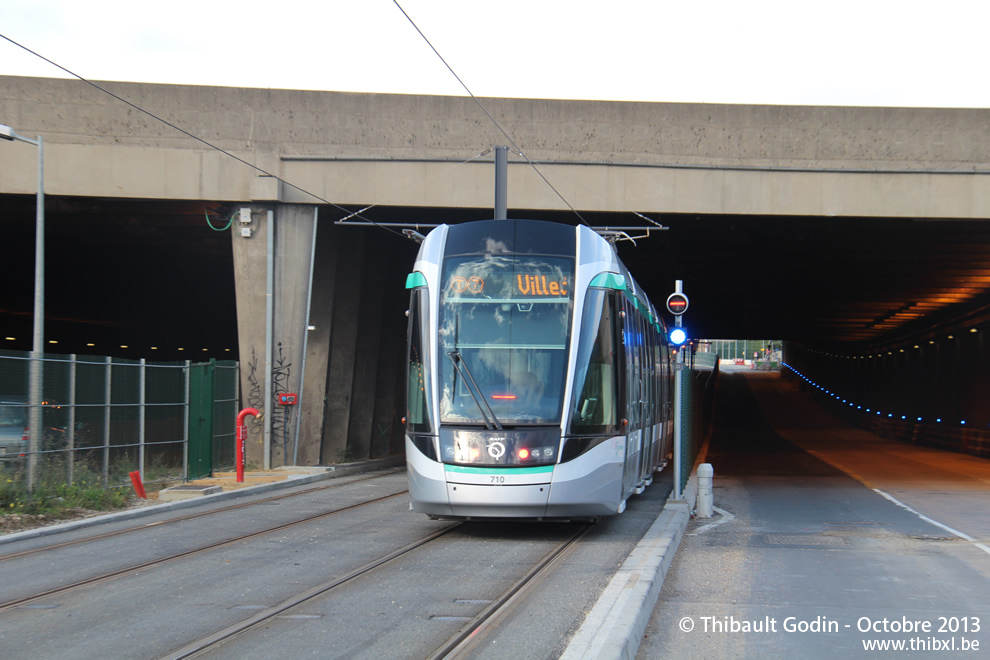 Tram 710 sur la ligne T7 (RATP) à Paray-Vieille-Poste