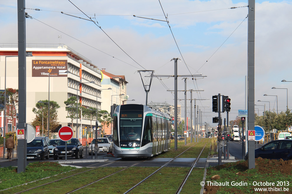 Tram 701 sur la ligne T7 (RATP) à Chevilly-Larue