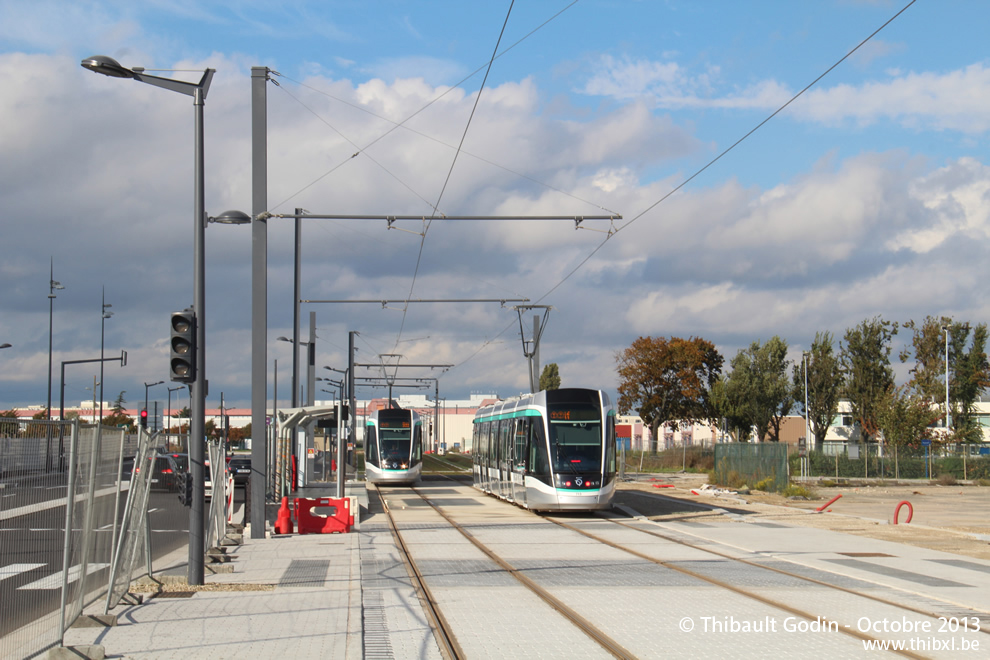 Trams 716 et 713 sur la ligne T7 (RATP) à Orly