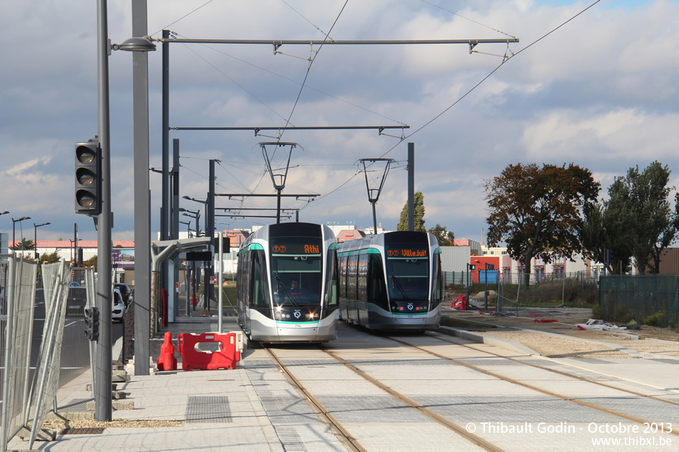 Trams 716 et 713 sur la ligne T7 (RATP) à Orly