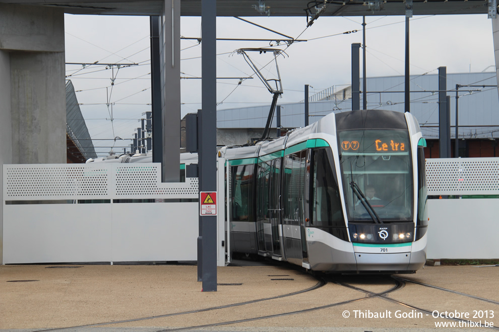 Tram 701 sur la ligne T7 (RATP) à Vitry-sur-Seine